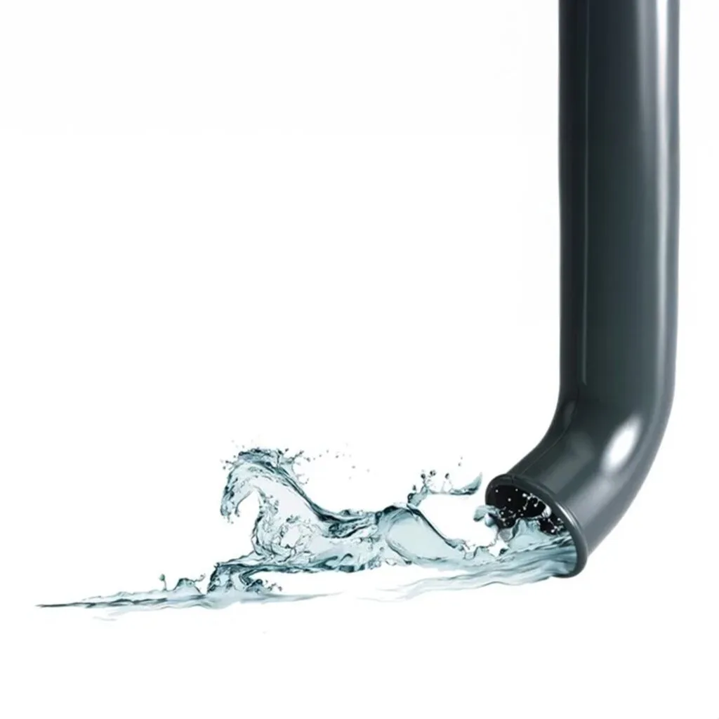 Dachrinnen-Werbefoto Visualisierung eines Dachrinnenablaufrohrs mit Wasser.